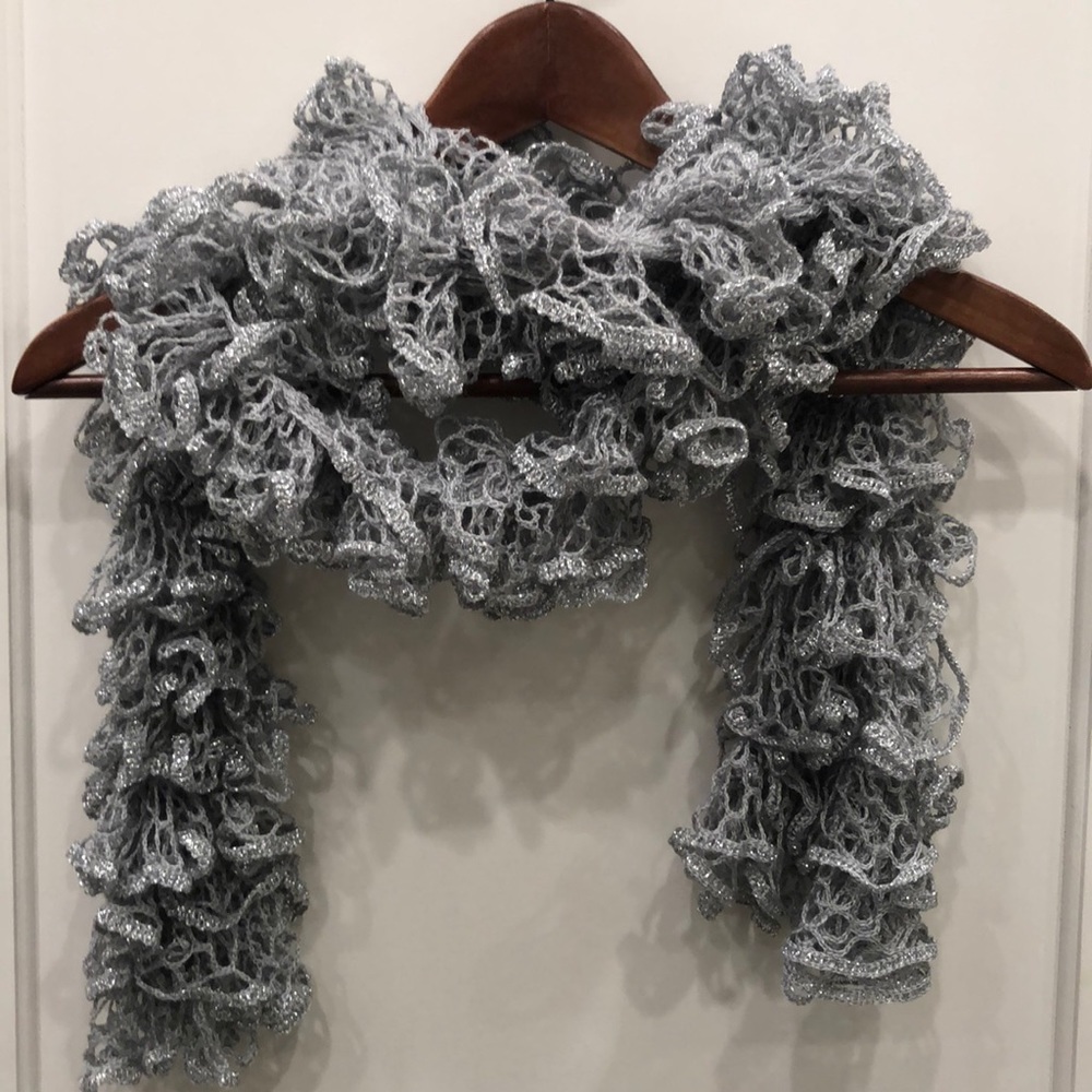 Hand knit scarf - Picture 1 of 3